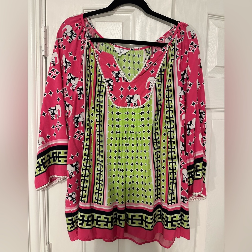 Crown and Ivy Woman. 2x. Rayon top.